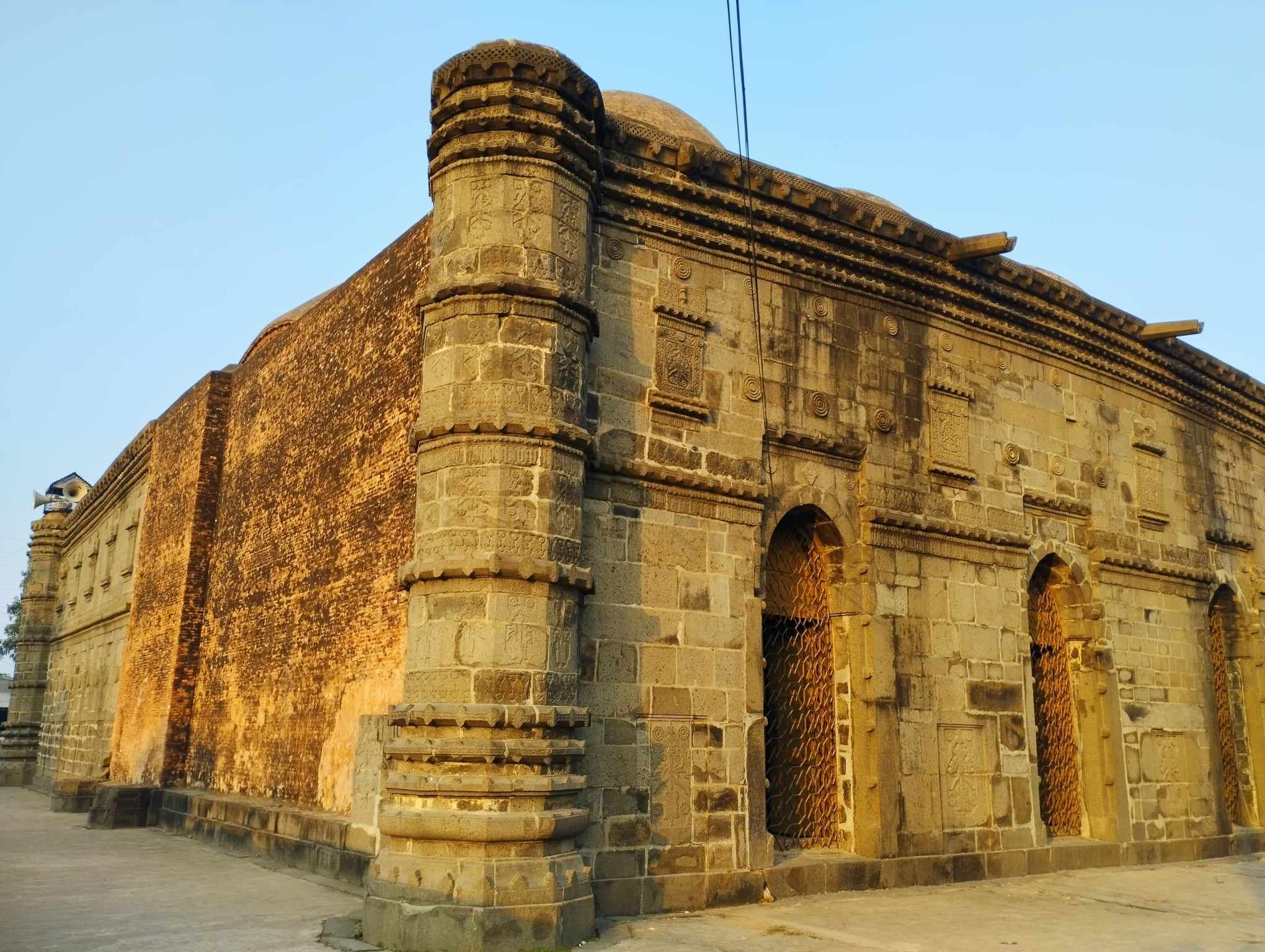 Wide elevation of Choto Sona Mosque